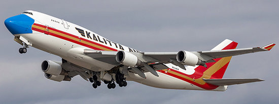 Boeing 747-400BCF Kalitta Air "Mask Livery" so spustenými klapkami